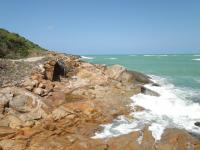 Costão rochoso no promontório do Cabo de Santo Agostinho, onde está localizado o geossítio Mistura de Magmas do Granito do Cabo. Foto Rogério Valença Ferreira