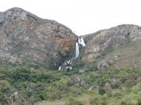 Vista da Cahoeira Véu de Noiva, na Serra das Almas da Estrada Parque, no entorno desse afloramento. Foto: Violeta de Souza Martins, 2015.