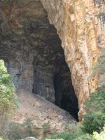 Detalhe da altura de 100 metros da entrada da caverna, notar o tamanho das pessoas frente a altura do acesso a gruta. Foto Antônio José Dourado Rocha, 2009.