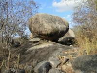 Geoforma Pedra do Cálice em lajedo sobre a superfície de aplainamento Cariris Velhos. Foto: Rogério Valença Ferreira.