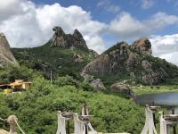 Pedra da Galinha Choca e Pedra da Tartaruga, vistas da parede do açude cedro. Foto: Freitas, L.C.B.