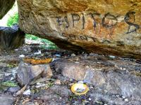 Vandalismo registrado no sítio, decorrentes da intolerância religiosa com as religiões afro-brasileiras que utilizam o local.