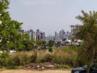 Vista do Morro da Serrinha em direção à região central de Goiânia, encoberta por edifícios.