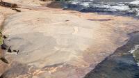 foto - Detalhe do geossítio mostrando as relações entre os diversos litotipos que compõe um dos afloramentos da Cachoeira do Bileto.