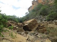 Blocos calcáreos tombados ao longo da drenagem na entrada da gruta. Foto: Violeta de Souza Martins, 2019.