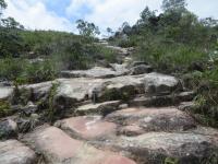 Trilha de arenitos rosados da Formação Tombador para a Cachoeira da Fumaça. Foto: Violeta de Souza Martins,2020.