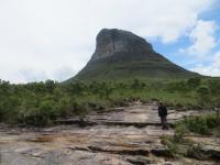 Aspecto das diferenças das litologias mais argilo arenítica, Guiné/Açuruá na base e mais arenítica no topo, Tombador do morro do Capão. Foto: Violeta de Souza Martins, 2020.