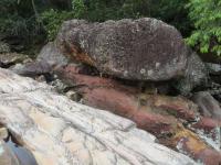 Vista da rocha intrusiva, plutônica, maciça e alterada em contato com as rochas areníticas. Foto: Violeta de Souza Martins, 2020.