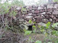 Outro tipo de construção em pedra ao longo da trilha, caracterizando a importância arqueológica do local. Foto: Violeta de Souza Martins, 2021.