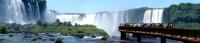Passarela da Garganta do Diabo, no parque brasileiro, de onde se tem uma vista panorâmica das Cataratas do Iguaçu. Foto de Martin St-Amant (Fonte: Wikipedia. Acesso em Fevereiro de 2022).