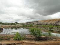 Lagoa da Cunhã com o lajedo homônimo ao fundo. Foto: Rogério Valença Ferreira.