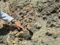 Detalhe de uma lava almofadada (pillow lava; material mais avermelhado) e o campo inter-pillow (material fino). Foto: Geysson de Almeida Lages.