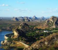 Vista do Campo de inselbergues de Quixadá-CE a partir da Pedra da Galinha. Do lado esquerdo, observa-se açude Cedro e a Pedra Faladeira. (Foto: Rubson Maia, 2015).