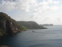 Costão rochoso na borda do planalto da porção sudoeste da ilha de Fernando de Noronha, onde está localizado o Mirante Enseada dos Golfinhos. Foto: Rogério Valença Ferreira.