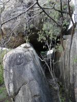 Bloco fraturado, encimado por bloco esférico, formando um túnel de cerca de 5 m de comprimento, 1,5 m de largura e 2 m de altura, que os moradores locais chamam de Pedra Oca. Foto: Rogério Valença Ferreira.