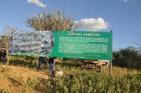 Foto do painel explicativo do geossítio instalado pelo proprietário da Fazenda Arrecife. Foto: Antônio José Dourado Rocha, 2015.
