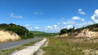 Relevo de morros onde está localizado o Morro do Outeiro na margem direita da estrada PE-051 entre Serrambi e Porto de Galinhas. Foto: Google Street View.