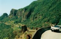 Trecho da rodovia na altura dos pontos entre a Formação Botucatu (escarpa) e o Membro Morro Pelado da Formação Rio do Rasto. (Autor:  Wilson Wildner/2006 )