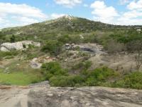 Tanque formado a partir de uma bacia de dissolução de mega-enclaves máficos expostos às intempéries, na porção oeste do lajedo. Foto: Rogério Valença Ferreira.