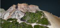 Detalhe do modelo 3D anterior, na região da Lagoa Azul, Arraial D'Ajuda, onde pode visto o empilhamento estratigráfico e feições de relevo secundárias, como pedimentos recobertos por vegetação. Fonte: Caio Gabrig Turbay (2023).