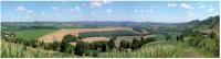 Vista panorâmica do interior do Astroblema de Vista Alegre a partir da sua borda norte, olhando em direção 
ao sul. Do lado direito e ao fundo podem ser observadas as escarpas íngremes da borda da cratera; ao centro, o relevo de 
colinas suavemente onduladas que caracteriza o seu interior (Fonte: Crósta et al., 2013 - Registro SIGEP).