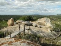 Vista do Lajedo do  Marinho com a superfície de aplainamento dos Cariris Velhos ao fundo. Foto: Rogério Valença Ferreira.