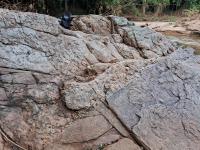 Dique pegmatítico de espessura métrica.