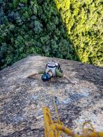 Escalada na Via dos Italianos, uma das rotas mais conhecidas e frequentados do Brasil. Notar o Gnaisse Facoidal. Autor: Wayler Muiñoz