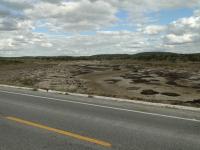 Vista panorâmica do sítio Zona de Cisalhamento do Meio do Mundo,  a partir das margens da BR-412, na localidade homônima. Município de Boa Vista. Foto: Rogério Valença Ferreira.