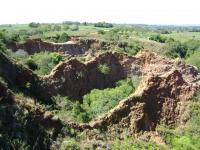 O sítio da geodiversidade Buraco Fundo é um afloramento gerado pela erosão hídrica e onde o relevo do entorno mostra predomínio de padrão plano variando para o suave ondulado. (Autor: Michel Godoy/2008)