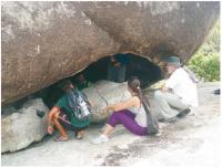 Gruta escavada em granito onde se observam inúmeras pinturas rupestres (Nascimento & Ferreira, 2012).