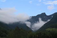 Vista da entrada do vale do Cânion da Pedra. Na imagem observa-se a nebulosidade vinda do litoral que constantemente invade o interior dos cânions. (Autor: Michel Godoy/2011)