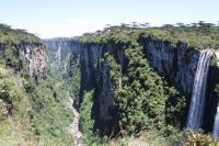 Cascata Véu de Noiva, em primeiro plano, e Cascata das Andorinhas ao fundo. Autor: Michel Godoy (2011)