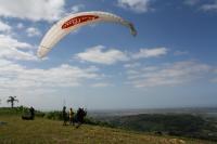 O Mirante da Lagoa do Sombrio além de ótima vista de contemplação para a planície costeira, é utilizado como área esportiva para a prática do voo livre. (Autor: Michel Godoy/2011)