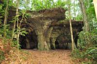 Gruta Palácio do Galo da Serra: cavernas com aberturas em arcos e dolinas 