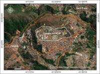 Imagem de satélite onde aparecem o Campus da UFOP onde era da jazida de bauxita e a fábrica de alumínio da Alcan e os pontos estudados por Assis (2018).