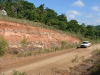 Talude mostra camadas sedimentares tabulares intercaladas por arenitos e siltitos por vezes lutitos de idade Triássica Superior. No entorno do afloramento o relevo apresenta uma configuração suave ondulado. (Autor: Michel Godoy/2008)