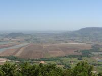 O Mirante Cerro Comprido é o principal belvedere da região da Quarta Colônia. O ponto de visitação possui ótima infraestrutura estando localizado em ponto estratégico para a visualização do contexto geomorfológico regional da Quarta Colônia. (Autor: Michel Godoy/2009)