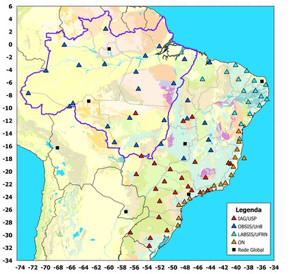 Configurao da Rede Sismogrfica Brasileira  maro de 2020. Os tringulos so as estaes da RSBR, sendo que as cores indicam as diferentes sub-redes. Os quadrados representam as estaes da Rede Global. A regio Amaznica est indicada pelo polgono lils