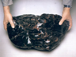  Âmbar preto (Foto: Minerais & Pedra Preciosas)